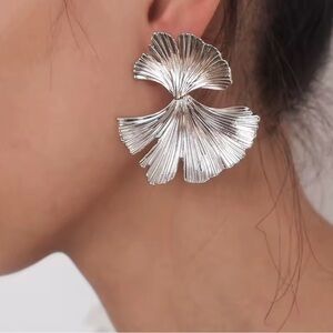 Elegant Silver Leaf Earrings ⚜️